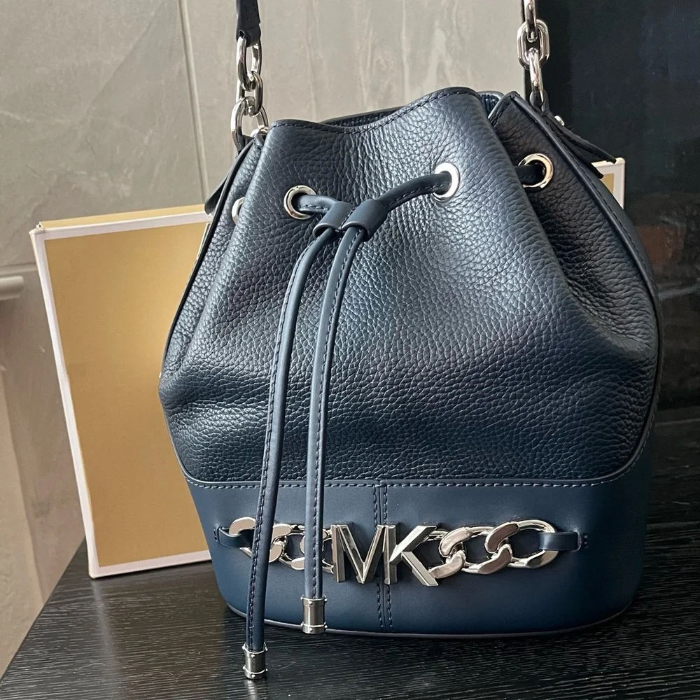 Michael Kors Medium Devon Leather Bucket Shoulder Handbag with Chain - Picture 3 of 10